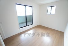 2面採光を確保した明るい室内は、風通しも良く、大変居心地の良い空間となっております。日当たりがよく、子供部屋としての利用もおすすめ。 