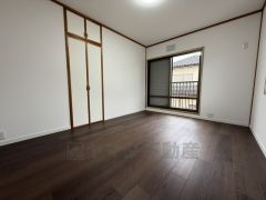 6帖。住む人のこだわりを活かす洋室＾＾クローゼットもあり荷物もすっきり片付けられ、ゆとりのある暮らしが出来ます＾＾