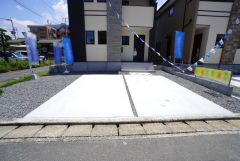 駐車スペースは並列2台分を確保。マイカー用に、お客さま用に、余裕を持ってご利用いただけます＾＾
