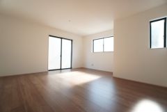 大きな掃き出し窓のあるリビングは、陽光あふれる明るい空間です。ゆったりと寛げる憩いの場となりそうです。