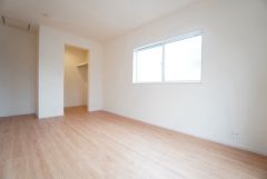 主寝室としてお使いいただけそうなこちらのお部屋は、日当たりが良く、爽やかな風を感じて起きる朝は、快適生活の始まりに。