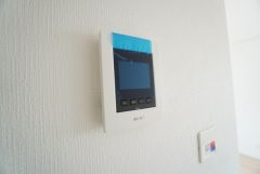 防犯はもちろん、セールスマン対策にもなるモニター付きインターホンです。 来訪者の顔が見えるので安心ですね＾＾