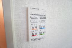 雨の日の洗濯も安心できる浴室暖房乾燥機付き浴室。リモコンで操作もボタン1つで簡単。