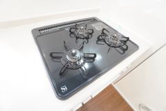 3種類の料理が同時に調理できる、3口ガスコンロ。忙しい夕食の支度時間が短縮できて効率よくお料理が楽しめます。
