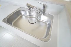 広々としたステンレスシンクには、洗剤やスポンジを収納出来るラック付き。広さも確保しているので、大きなお鍋も洗いやすいです。
