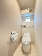 1階2階の2ヶ所にトイレがありますので、忙しい朝にも家族に気を使わず、ゆとりが生まれますね＾＾ 小窓付きで換気する時に便利です＾＾ 