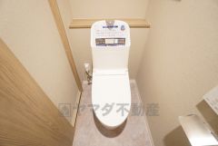 ウォシュレット、暖房便座、節電・節水機能など、使い勝手のよい高機能トイレです。