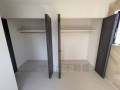 洋室にはハンガーパイプ付きのクローゼットが設けられています。たっぷり収納できるので衣替えの心配もいりませんね＾＾