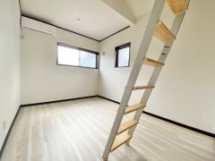 6帖。別角度。2面採光を確保した明るい室内は、風通しも良く、大変居心地の良い空間となっております。