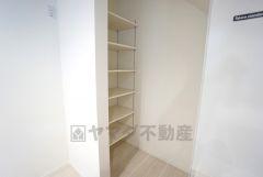 キッチン奥にはパントリーが設けられています。長期保存ができるもの、調理器具、防災グッズを入れておくのもいいですね。