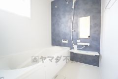 1日の疲れを癒すくつろぎのバスルーム。足を伸ばしてもゆったりと入れるサイズです。お子様と一緒にお風呂に入っても狭くないですね＾＾