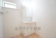 三面鏡裏収納付き洗面化粧台です＾＾ 歯磨きセットやスキンケア用品などの収納に便利ですね。 生活感も隠すことができ、来客時にも安心です。