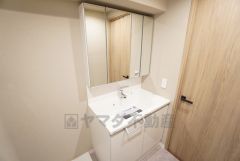 三面鏡裏収納付き洗面化粧台です＾＾ 歯磨きセットやスキンケア用品などの収納に便利ですね。