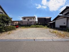 駐車スペースはゆとりある2台分を確保。マイカー用に、お客さま用に、余裕を持ってご利用いただけます。