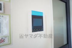 防犯はもちろん、セールスマン対策にもなるモニター付きインターホンです。お子さん1人での留守番時にも活躍しそうです。