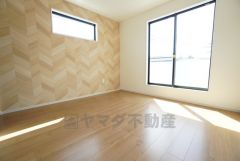 主寝室としてお使いいただけそうなこちらのお部屋は、日当たりが良く、爽やかな風を感じて起きる朝は、快適生活の始まりに。アクセントクロスでこだわりの空間＾＾