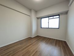 家具を選ばないナチュラルなフローリングとシンプルなクロスです＾＾ ベランダへ行ける窓がないので子供部屋としての利用もおすすめ。