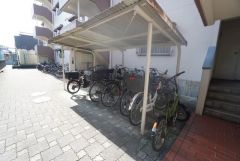 屋根付き駐輪場なので、雨の日も自転車を安心して保管できます。通勤・通学に自転車を使う方にも便利です＾＾