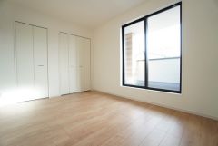 主寝室としてお使いいただけそうなこちらのお部屋は、日当たりが良く、爽やかな風を感じて起きる朝は、快適生活の始まりに。