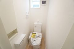 温水洗浄機付トイレです。節水機能もあるので、安心して使えますね。もちろん、1階2階の2ヶ所にトイレがあるので、忙しい朝にもゆとりができますね。