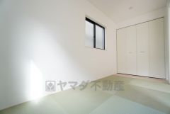 リビング隣には、ホッとできる和室を用意。客間としてはもちろん、お子様のお昼寝スペースや書斎としても活躍してくれそうです＾＾