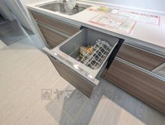 炊事時間を大幅に短縮できる食器洗浄乾燥機付き＾＾食器を洗う手間が減るので家族とのコミュニケーションの時間や自分の時間が増えますね。