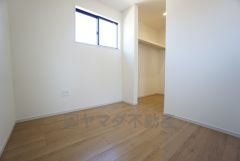 5.2帖。木目調のシンプルデザインで落ち着きと安らぎの空間に仕上げています。各部屋に収納が完備されているので、お荷物が多くなっても安心の設計です。 
