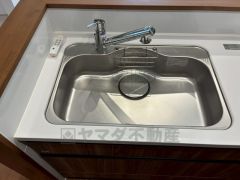 大きなお鍋も楽々洗える幅の広いシンクです＾＾ステンレスシンクなので簡単にお掃除できますよ。洗剤やスポンジもすっきりできる収納付き。