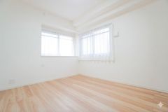 6.2帖。主寝室としてお使いいただけそうなこちらのお部屋は、日当たりが良く、爽やかな風を感じて起きる朝は、快適生活の始まりに。