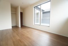 主寝室としてお使いいただけそうなこちらのお部屋は、日当たりが良く、爽やかな風を感じて起きる朝は、快適生活の始まりに。