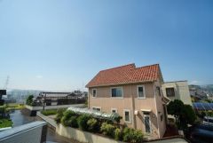 目の前に日差しを遮る建物がないので、日当たり＆風通し良好です＾＾心地よい自然の光や風を感じることができ、ほどよく開放感のある空間がつくれます。