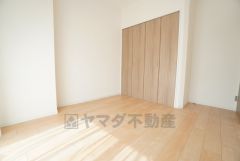 主寝室としてお使いいただけそうなこちらのお部屋は、日当たりが良く、爽やかな風を感じて起きる朝は、快適生活の始まりに。