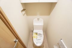 上部には収納棚付きで、トイレットペーパーや掃除用品を収納できてすっきり整理整頓されたトイレに＾＾