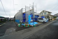 現地2026年7月撮影。駐車スペースはゆとりある並列3台分。マイカー用に、お客さま用に、余裕を持ってご利用いただけます。