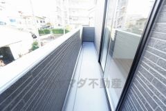 陽当たりの良いバルコニーです。お洗濯やお布団干しはもちろん、日光浴スペースにも＾＾足元は防水工事施工済です。 