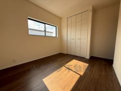 5.5帖洋室。住む人のこだわりを活かす洋室＾＾広めのクローゼットもあり荷物もすっきり片付けられ、ゆとりのある暮らしが出来ます＾＾