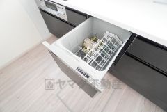 炊事時間を大幅に短縮できる食器洗浄乾燥機付き＾＾食器を洗う手間が減るので家族とのコミュニケーションの時間や自分の時間が増えますね。