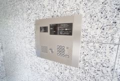 オートロックは、外部の人が自由に建物内に出入りできないため、不審者の侵入防止効果があります。セキュリティ充実。安心のできる暮らしをご提供致します。