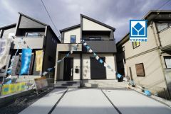 全3区画の新築戸建が新登場です。 シンプルでいつまでも飽きのこないデザインが周囲の環境に調和し、どんなご家族にもフィットするデザインです。
