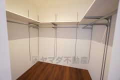 ハンガーパイプ付きのウォークインクロゼットが設けられています。