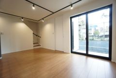 大きな掃き出し窓のあるリビングは、陽光あふれる明るい空間です。ゆったりと寛げる憩いの場となりそうです。