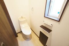 1階2階の2ヶ所にトイレがありますので、忙しい朝にも家族に気を使わず、ゆとりが生まれますね＾＾ 小窓付きで換気する時に便利です＾＾