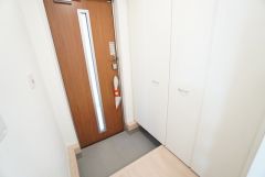 採光も考えられた明るい玄関です。たっぷり収納できるシューズボックス付きなので、家族全員の靴がきれいに整頓できます。