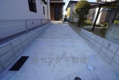 駐車スペースは縦列2台分を確保（車種による）。マイカー用に、お客さま用に、余裕を持ってご利用いただけます＾＾ 