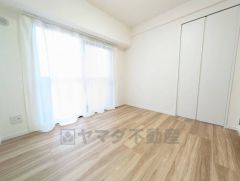 5帖。採光を確保した明るい室内は、風通しも良く、大変居心地の良い空間となっております。日当たりがよく、子供部屋としての利用もおすすめ。 