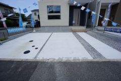 駐車スペースはゆとりある2台分を確保。マイカー用に、お客さま用に、余裕を持ってご利用いただけます。