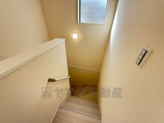 お子様も高齢の方も安心して上り下りができる手摺がついた安心設計です。 階段には小窓を配置しました。日中でも暗くなりがちな階段下が明るくなり安全ですね。