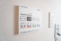 雨の日の洗濯も安心できる浴室暖房乾燥機付き浴室。リモコンで操作もボタン1つで簡単。