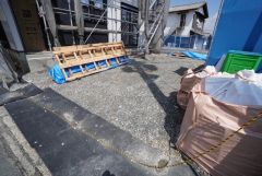 駐車スペースはゆとりある3台分(軽含む)を確保。マイカー用に、お客さま用に、余裕を持ってご利用いただけます＾＾ 