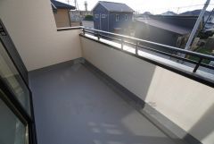 広々としたバルコニー。 天気のいい日にはお布団もまとめて干せそうですね＾＾